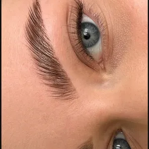 BRWI I RZĘSY - Modelowanie brwi henną - zdjęcie 2